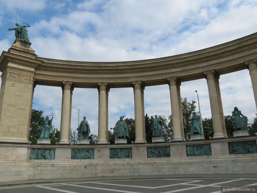 Исторические хроники на площади Героев.