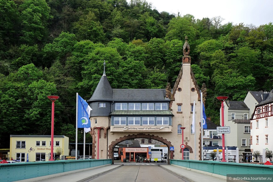 Ворота моста Brückentor построены по проекту Бруно Меринга в 1899 г.