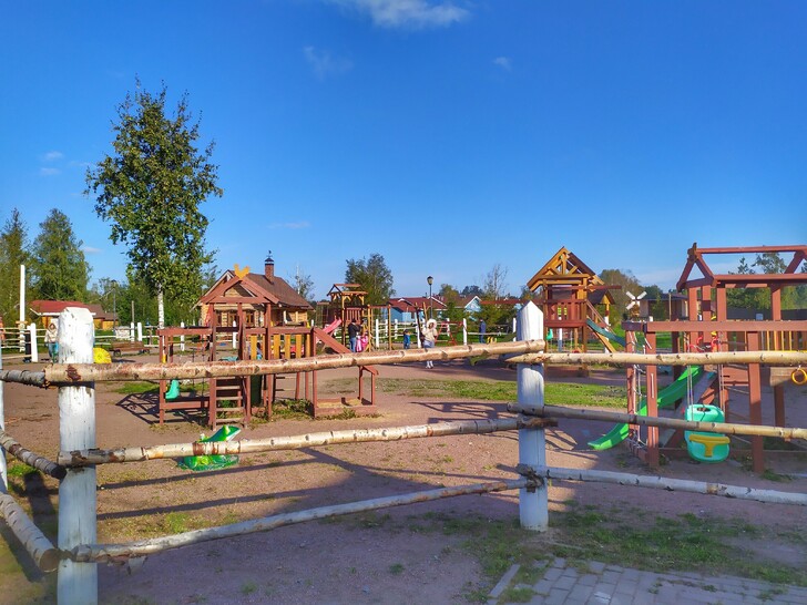 Детская площадка в Русской деревне Шуваловка