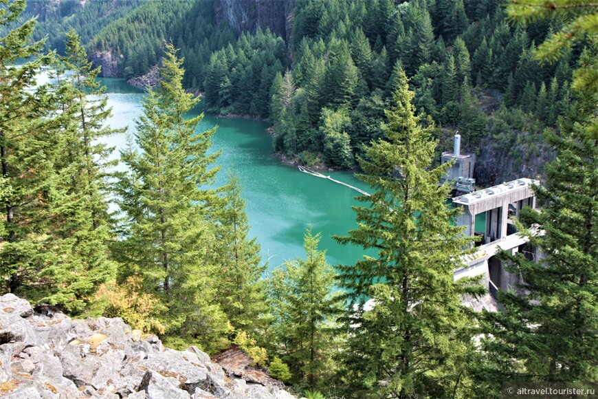 Ущельная дамба  (Gorge Dam) на реке Скагит.