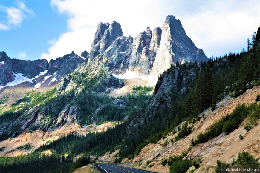 Горная группа под общим названием Колокол свободы - вид с Вашингтонского перевала. Самая правая - это и есть гора Колокол свободы (Liberty Bell Mountain, 2380 м).