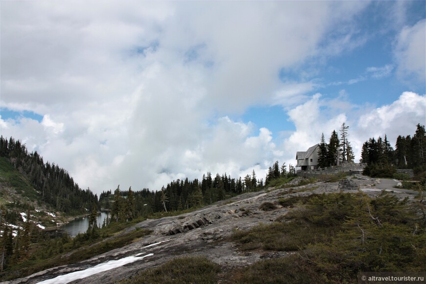 Heather Meadows Visitor центр расположился на горочке над озерами Bagley Lakes.