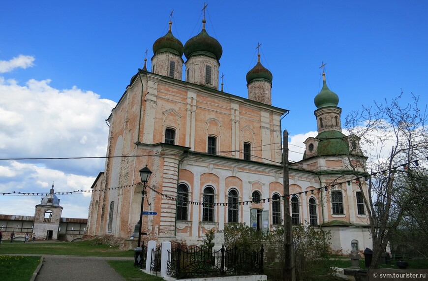 Лепные украшения и стенопись в соборе были выполнены мастерами Ново-Иерусалимского монастыря под руководством Алексея Петрова.
