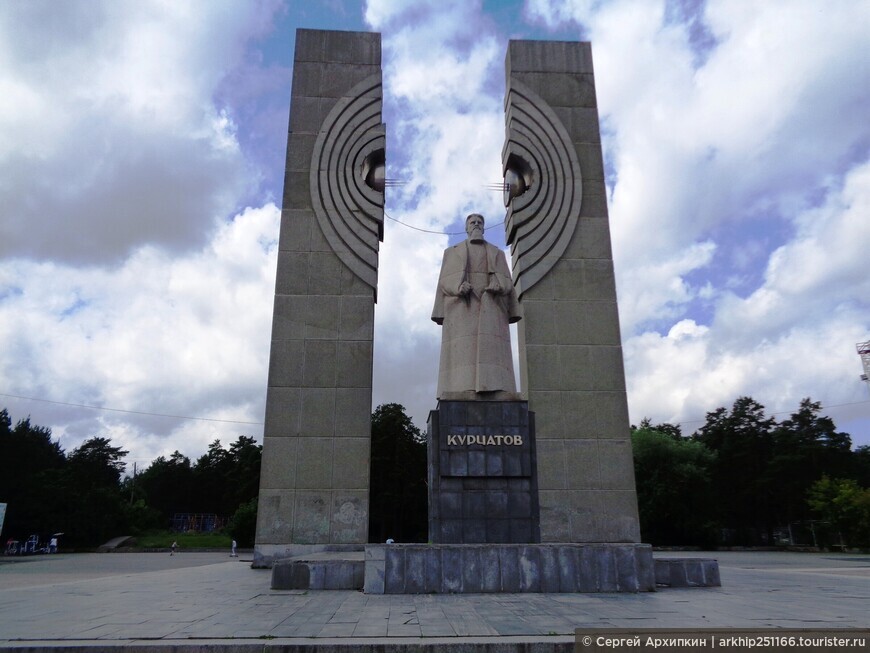 Площадь Науки с памятником Курчатову в Челябинске.