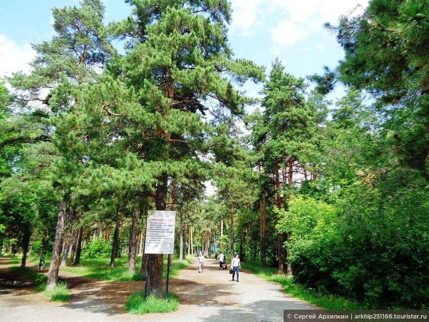 Площадь Науки с памятником Курчатову в Челябинске.