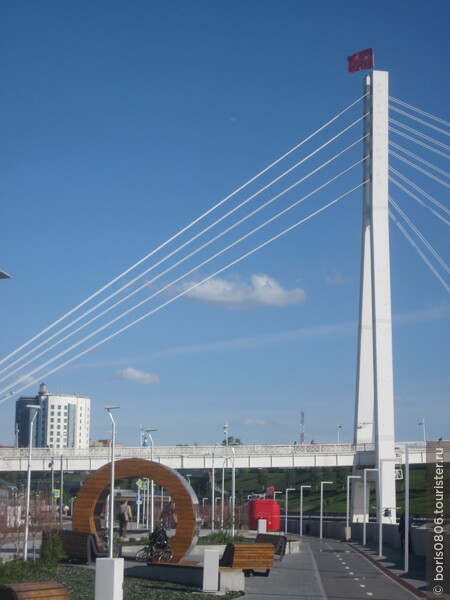 Прогулка у моста в солнечный майский день