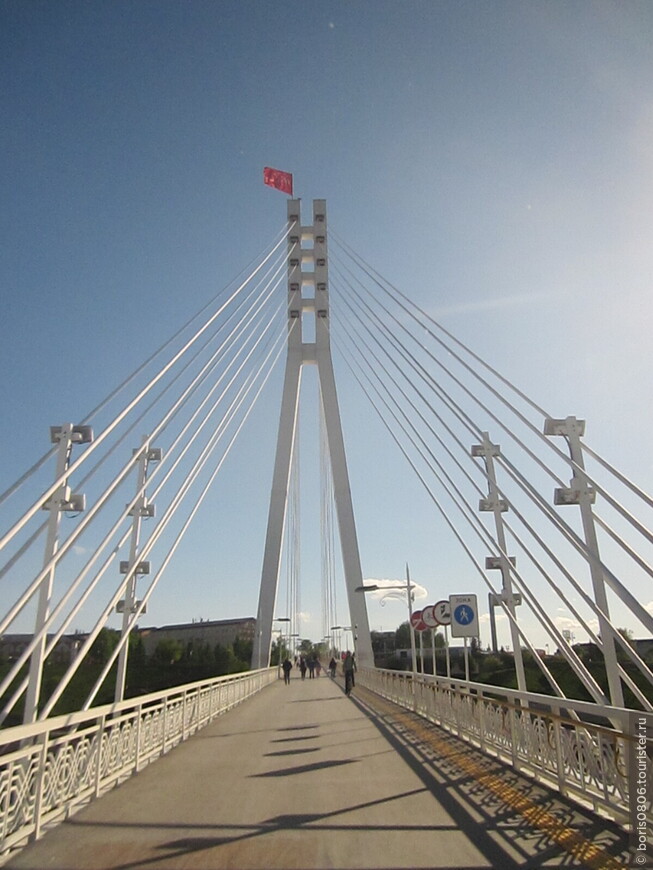 Прогулка у моста в солнечный майский день