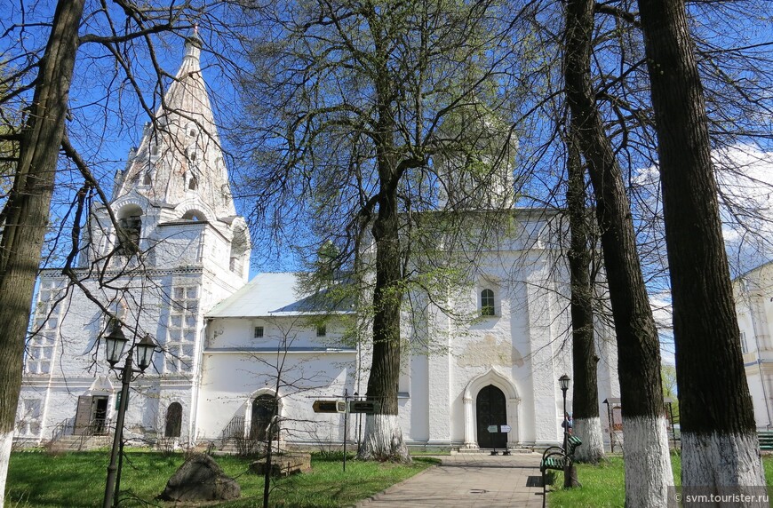 Весь комплекс Троицкого монастыря строился по сути 139 лет.Справа налево:сам непосредственно Троицкий собор,Даниловский придел и замыкает шатровая колокольня.