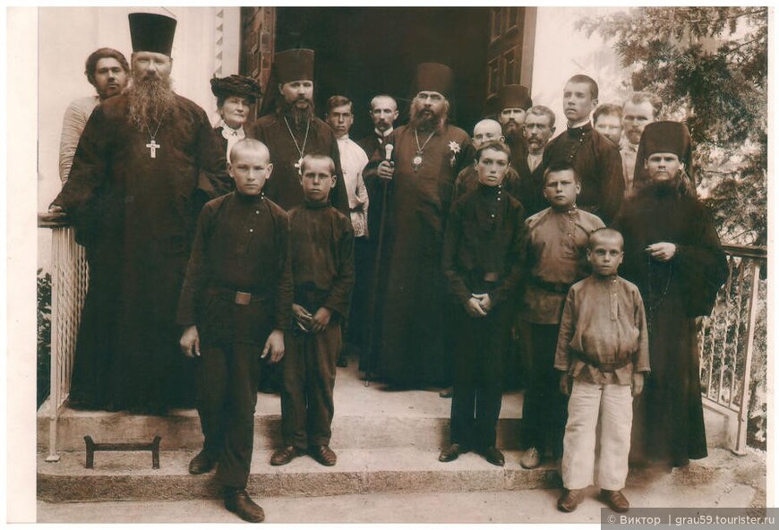 На фотографии открытие храма в 1899 году. Третья слева основательница Екатерина Плещеева.  (Из Интернета)