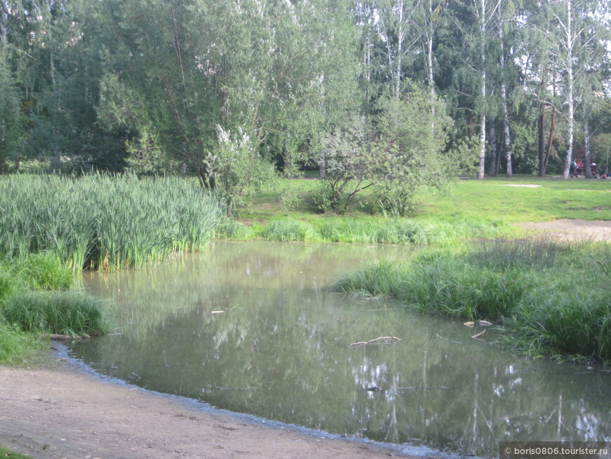 Парк с прудами между двух церквей
