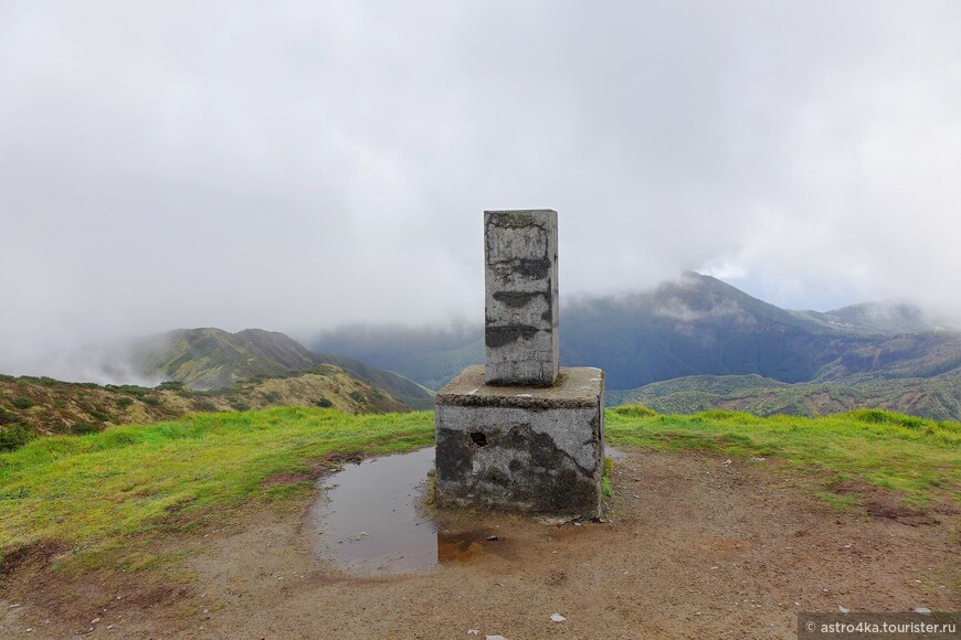 Совершили целодневный трек на вершину Pico da Vara, где нас конкретно подмочило.