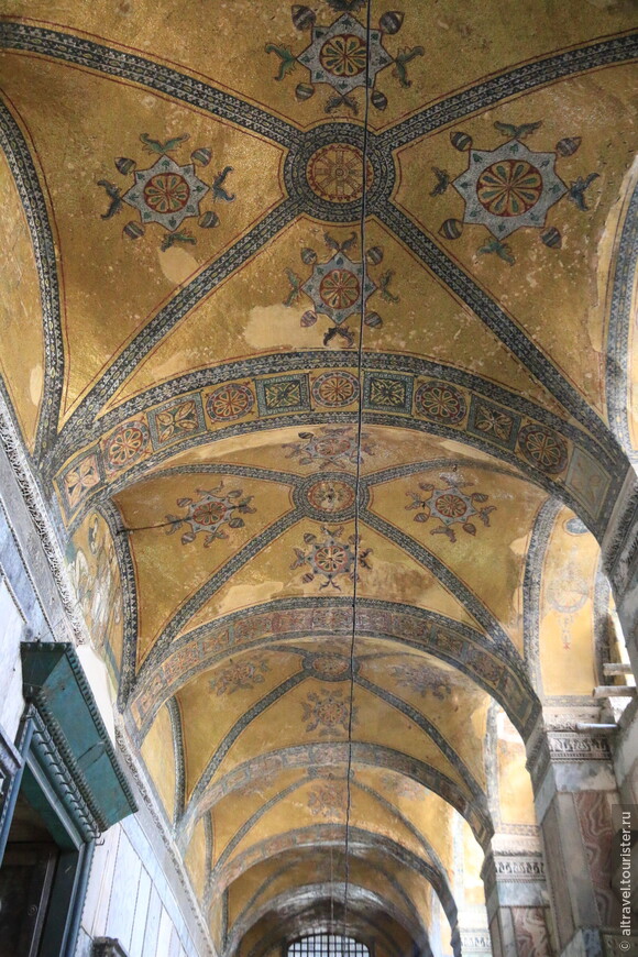 Мозаичный потолок нартекса времён Юстиниана.