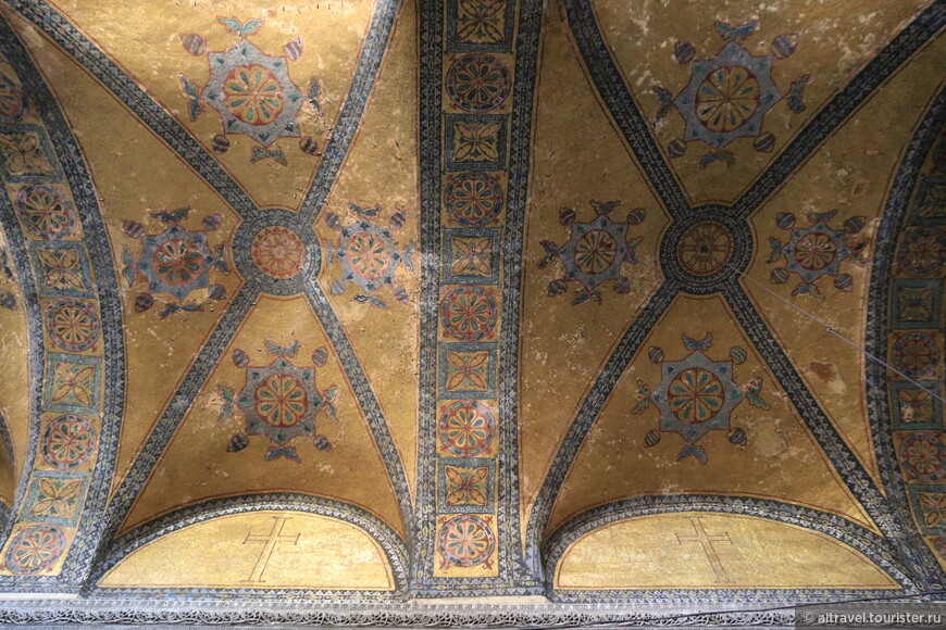 Детали мозаики на потолке нартекса.