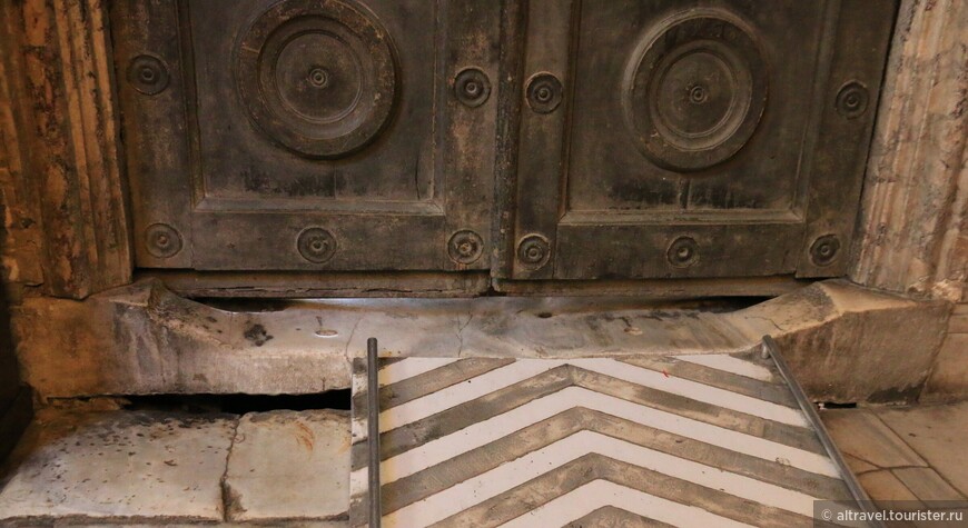Вытоптанные за полтора тысячелетия мраморные ступени у дверей нартекса.