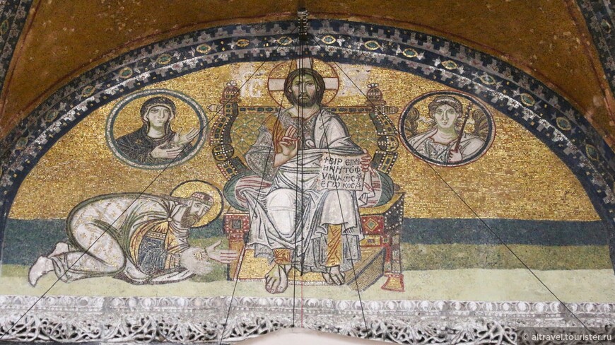 Император Лев VI, распростёршийся перед троном Христа. Мозаика над Царскими дверями нартекса.