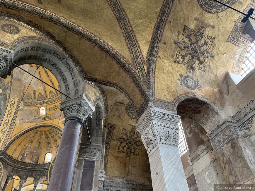 Полный спектр декоративных элементов: золотистая мозаика на потолке, порфировые колонны, ажурные резные капители, мраморные панели на стенах.