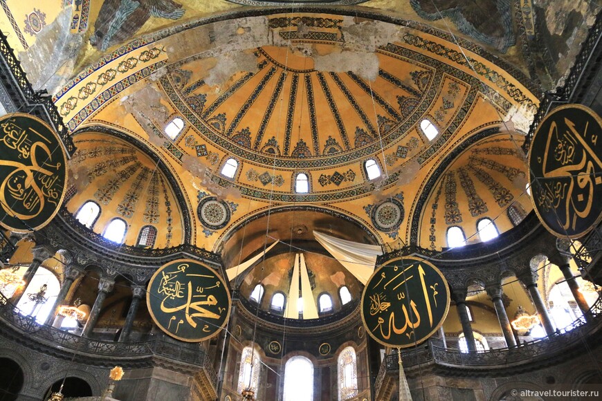 Верхняя часть алтаря с завешенными мозаиками. Cнимки 2022 г. (храм - уже мечеть).