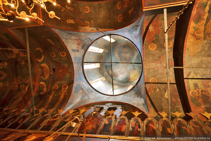 Троицкий собор 15 века — самый древний храм в Свято-Троицкой Сергиева Лавре
