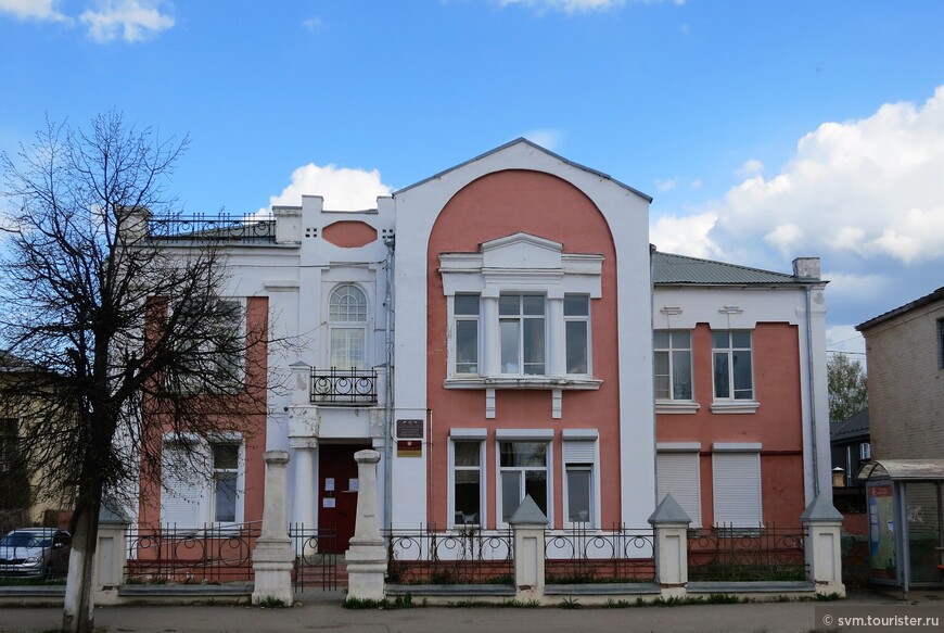 Здание бывшего сиротского приюта постройки начала 20-го века.Сейчас здесь межрайонная прокуратура.Советская,25