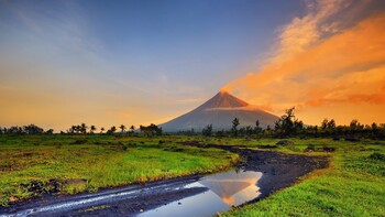 Вулкан Булусан на Филиппинах выбросил столб пепла и пара