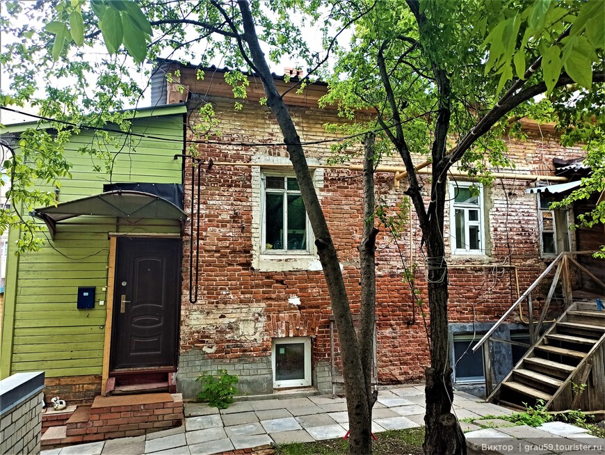 Вид здания, где жил Кибальников,  со двора