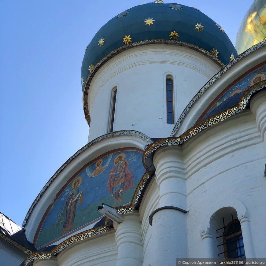 Успенский собор — шедевр русского зодчества, построенный при Иване Грозном в Свято-Троицкой Сергиева Лавре