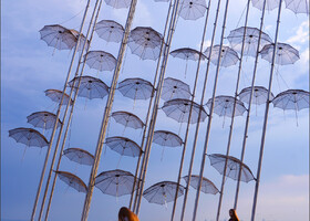 Зонтики стали одним из самых узнаваемых символов города и излюбленным местом для фотосессий.