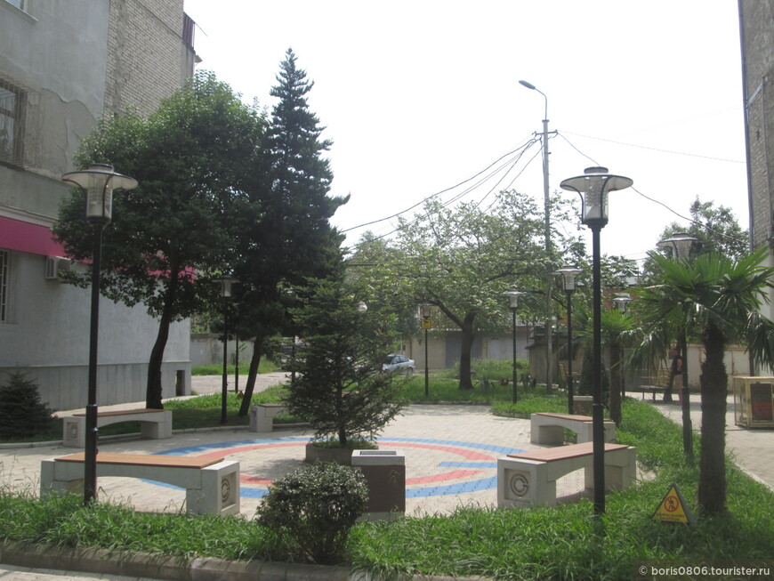 Кутаиси — прогулка около перекрестка у памятника Чавчавадзе