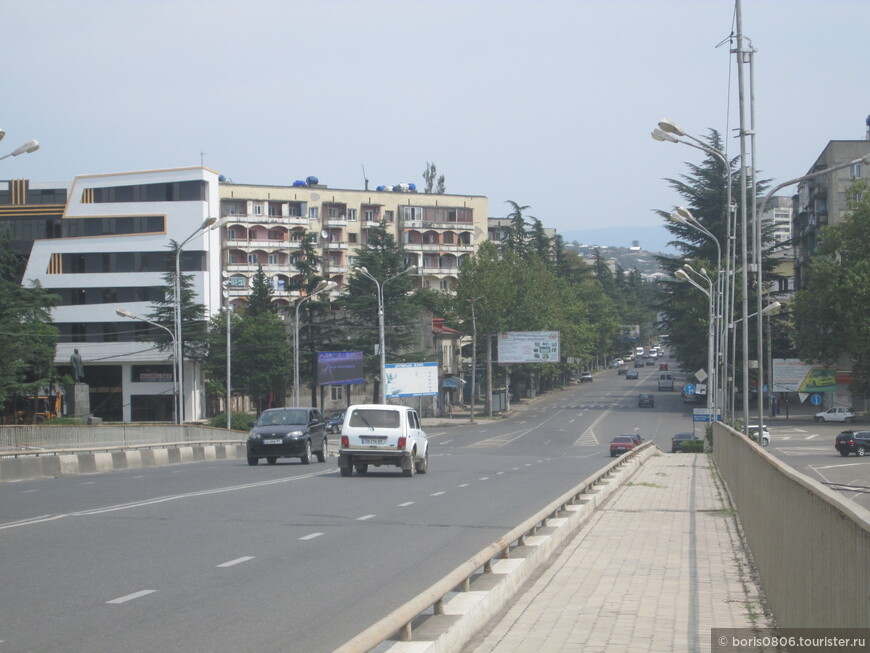 Кутаиси — прогулка около перекрестка у памятника Чавчавадзе