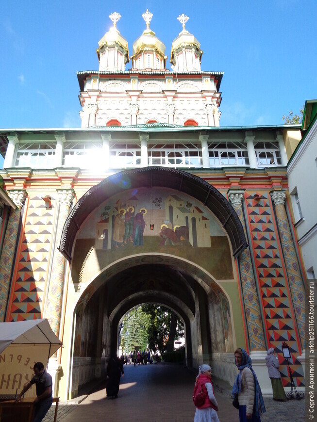 Церковь Иоанна Предтечи ( 17 века) со Святыми Вратами — главный вход в Свято-Троицкую Сергиеву Лавру