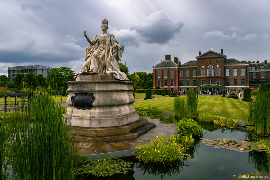 Кенсингтонский дворец и памятник королеве Виктории.
