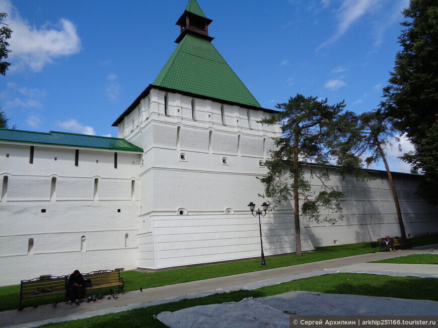 Крепостные стены и башни Троице-Сергиевой Лавры выдержавшие осаду поляков в 1610 году