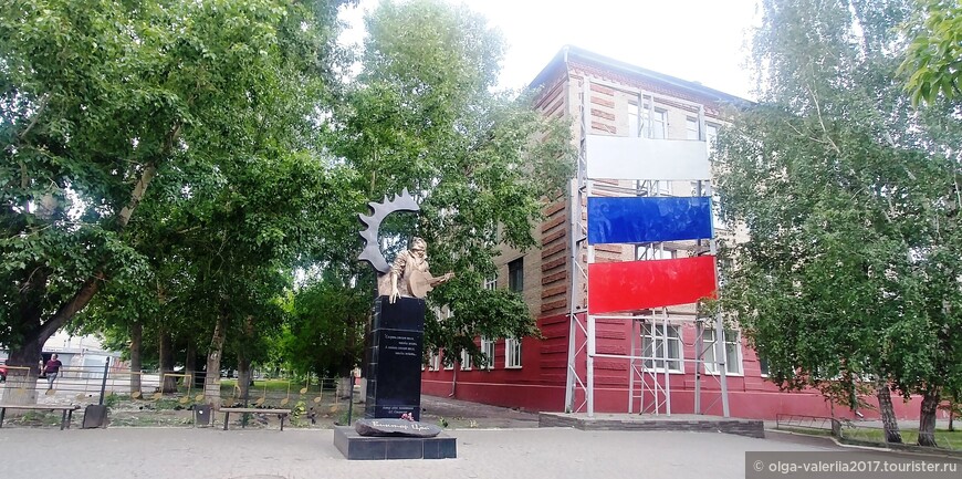 Памятник Виктору Цою около Педагогического университета.