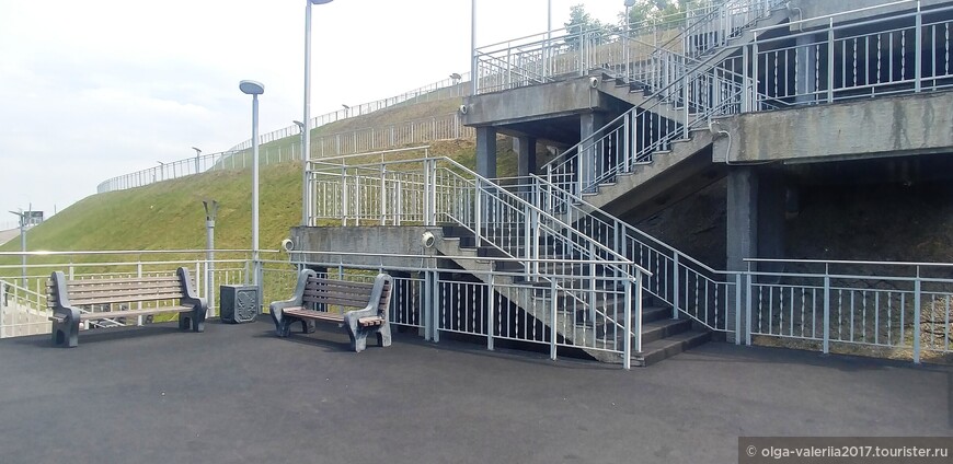 Промежуточная площадка для отдыха на лестнице в Нагорный парк.