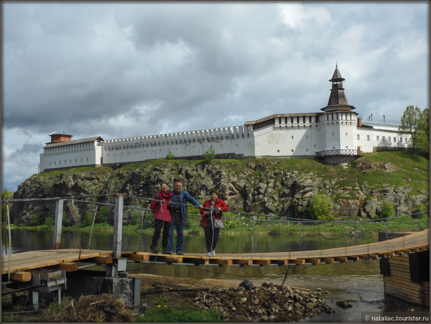 Верхотурский кремль - это единственный на Урале и самый маленький в России кремль. Подвесной пешеходный мост через реку Туру соединяющий два берега. 