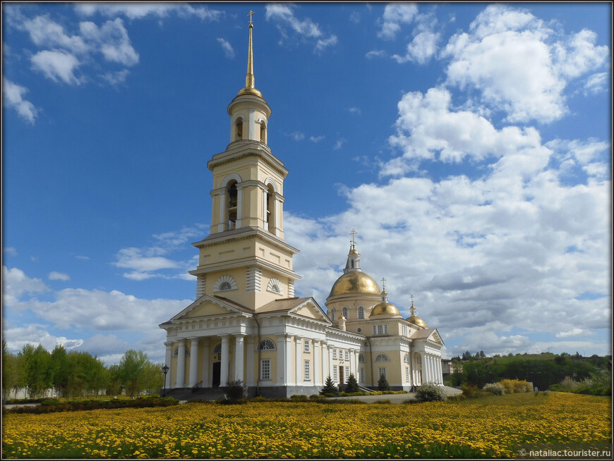 Кафедральный собор Спаса Преображения. Строительство каменного трёхпрестольного храма началось 27 июля 1824 года.