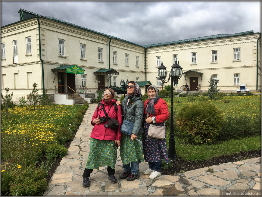 Три девицы перед трапезной Свято-Николаевского мужского монастыря - пойти подкрепиться, али достаточно фотосессии?