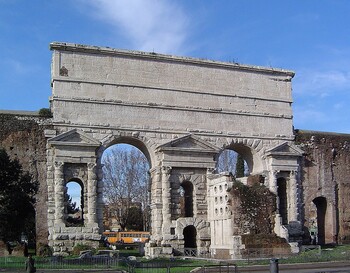 В Риме обрушилась арка знаменитых Больших ворот