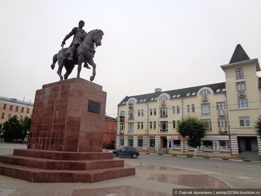 Памятник князю Олегу Рязанскому — в центре Рязани