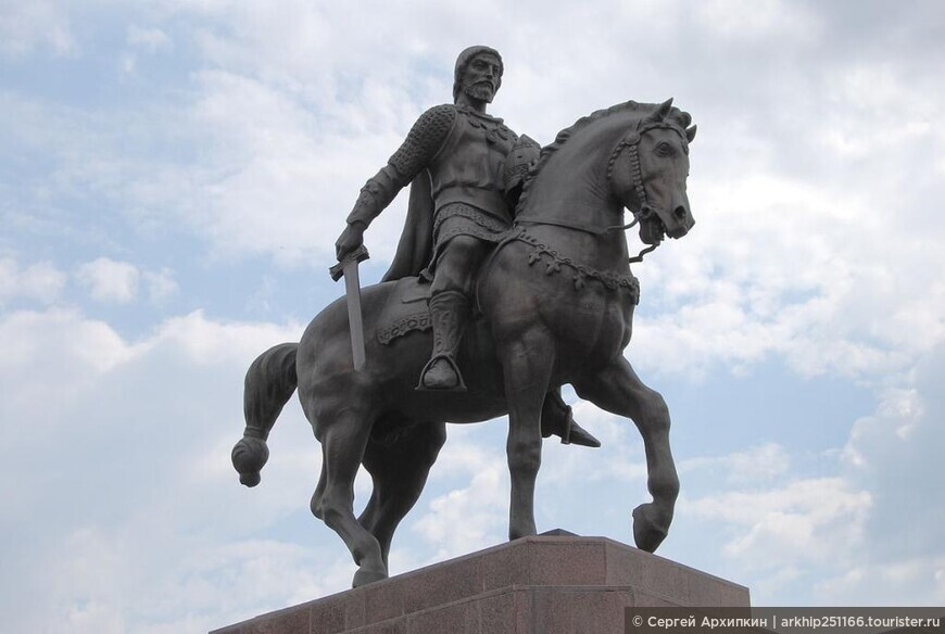 Памятник князю Олегу Рязанскому — в центре Рязани