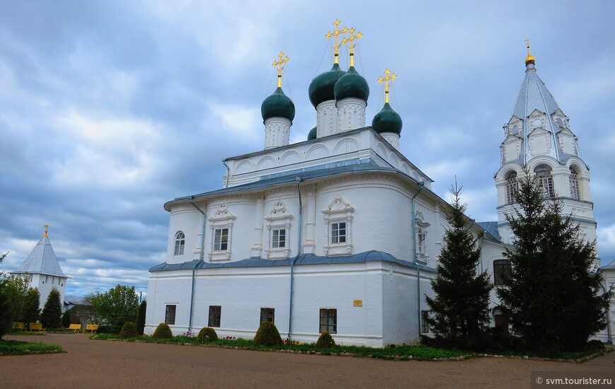 Считается,что здесь в Благовещенской церкви,в настоятельских покоях останавливался Петр Первый во время своих первых визитов в Переславль.