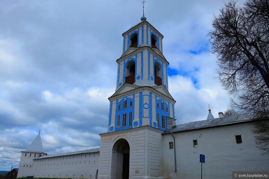 Небесно-синяя колокольня выстроена в соответствии с архитектурными традициями 19-го века,поэтому немного выделяется на фоне более древнего декора обителя.