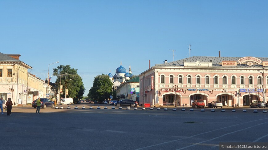 Ростовская улица, выходящая на Успенскую площадь. Здание торговых (мучных) рядов.  