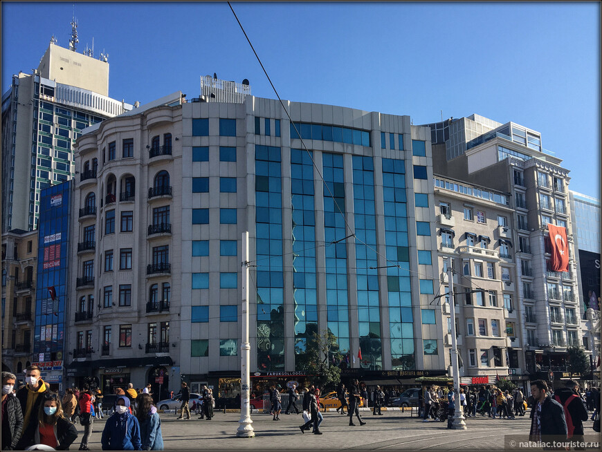 По главным площади и улице Стамбула
