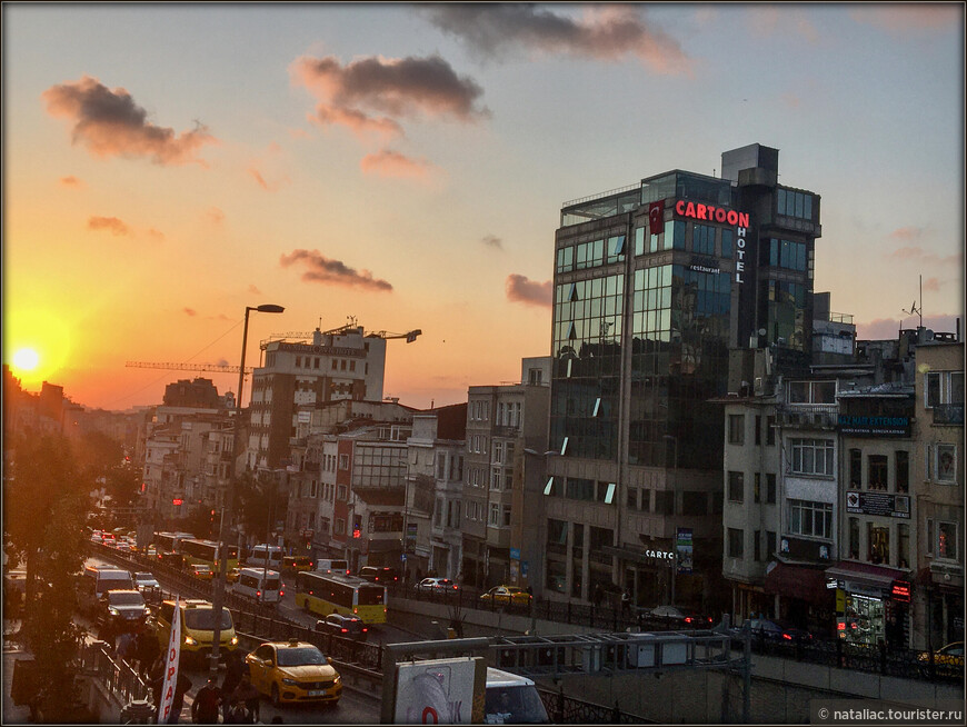 По главным площади и улице Стамбула