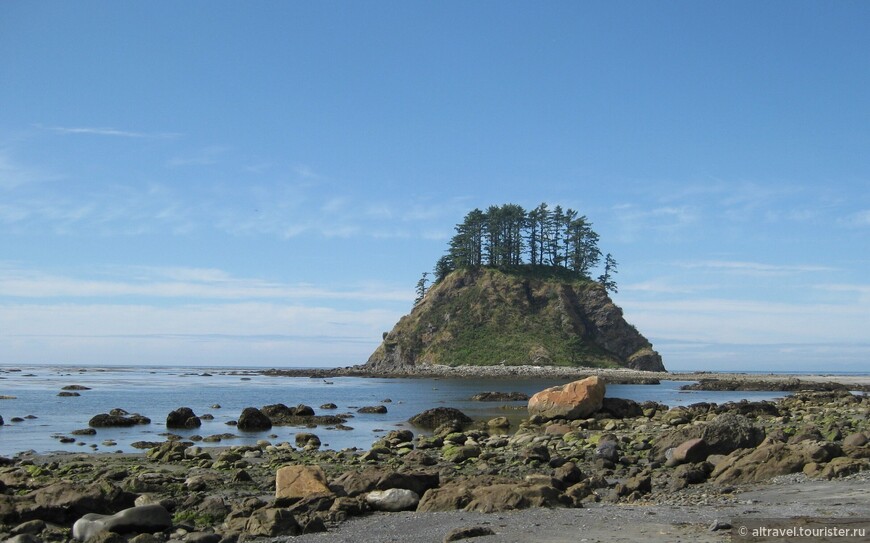 Прибрежный каменный остров в районе Озетт.