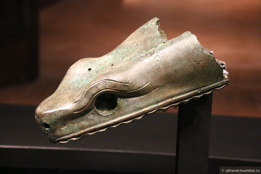 Голова одной из змей колонны, находящаяся в Археологическом музее Стамбула.