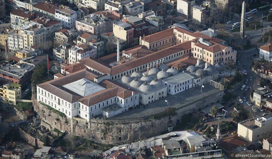 Полукруглый фундамент Сфендоны - вид сверху (интернет). Сейчас на нём расположено турецкое учебное заведение. Справа виден обелиск Константина.