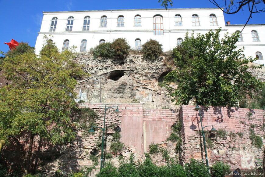 Основание Сфендоны вблизи. Внизу видна наружная турецкая кладка, а выше - заложенные арки времён Константина.