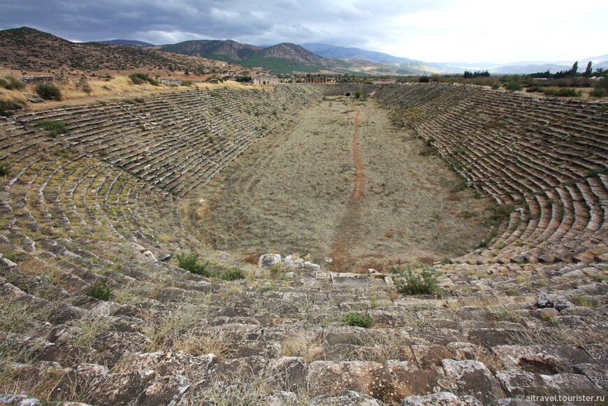 Остатки стадиона в римском городе Афродизиас (Турция). В отличие от ипподромов, у стадионов был только один проход для выхода на арену. У ипподромов их было несколько по числу одновременно стартовавших колесниц.